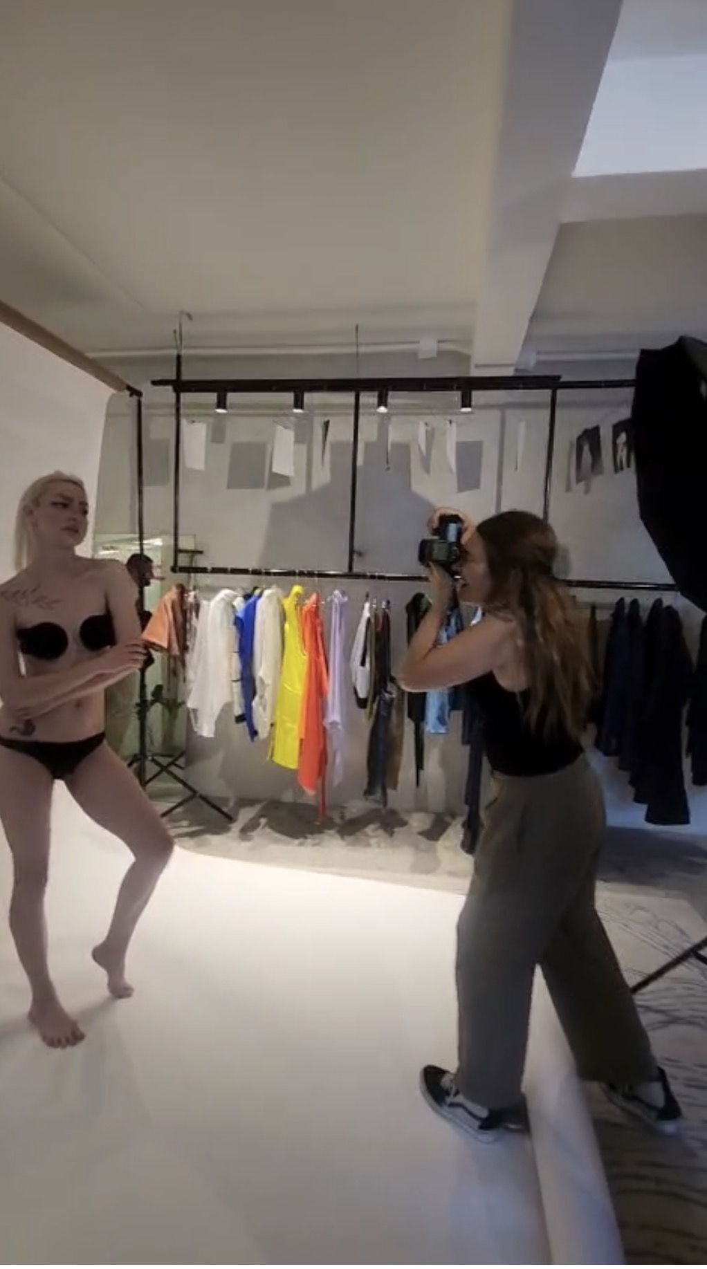 Sesión de estudio: fotógrafa retratando a la modelo