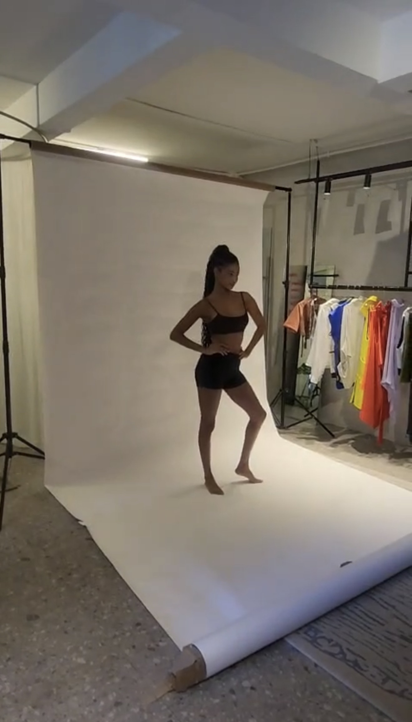 Modelo en el ciclorama durante la sesión